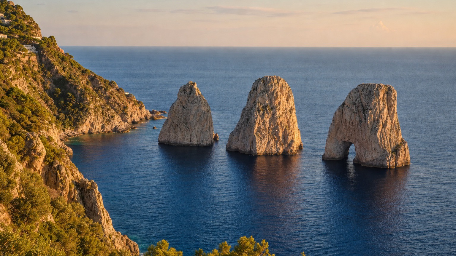 Die Faraglioni-Felsen im Meer vor der Südküste von Capri