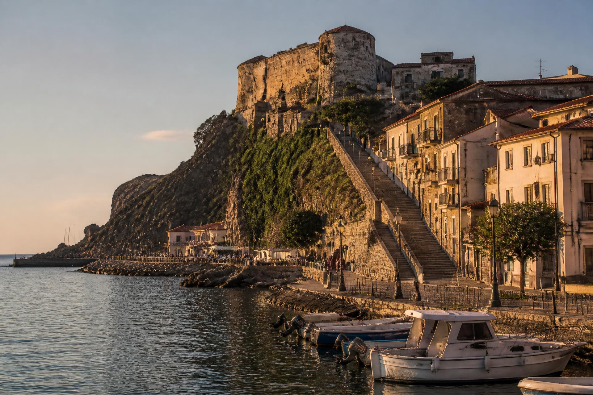 Altstadt von Agropoli auf dem Vorgebirge mit Kastell und Treppenaufgang, unten der Hafen im Abendlicht