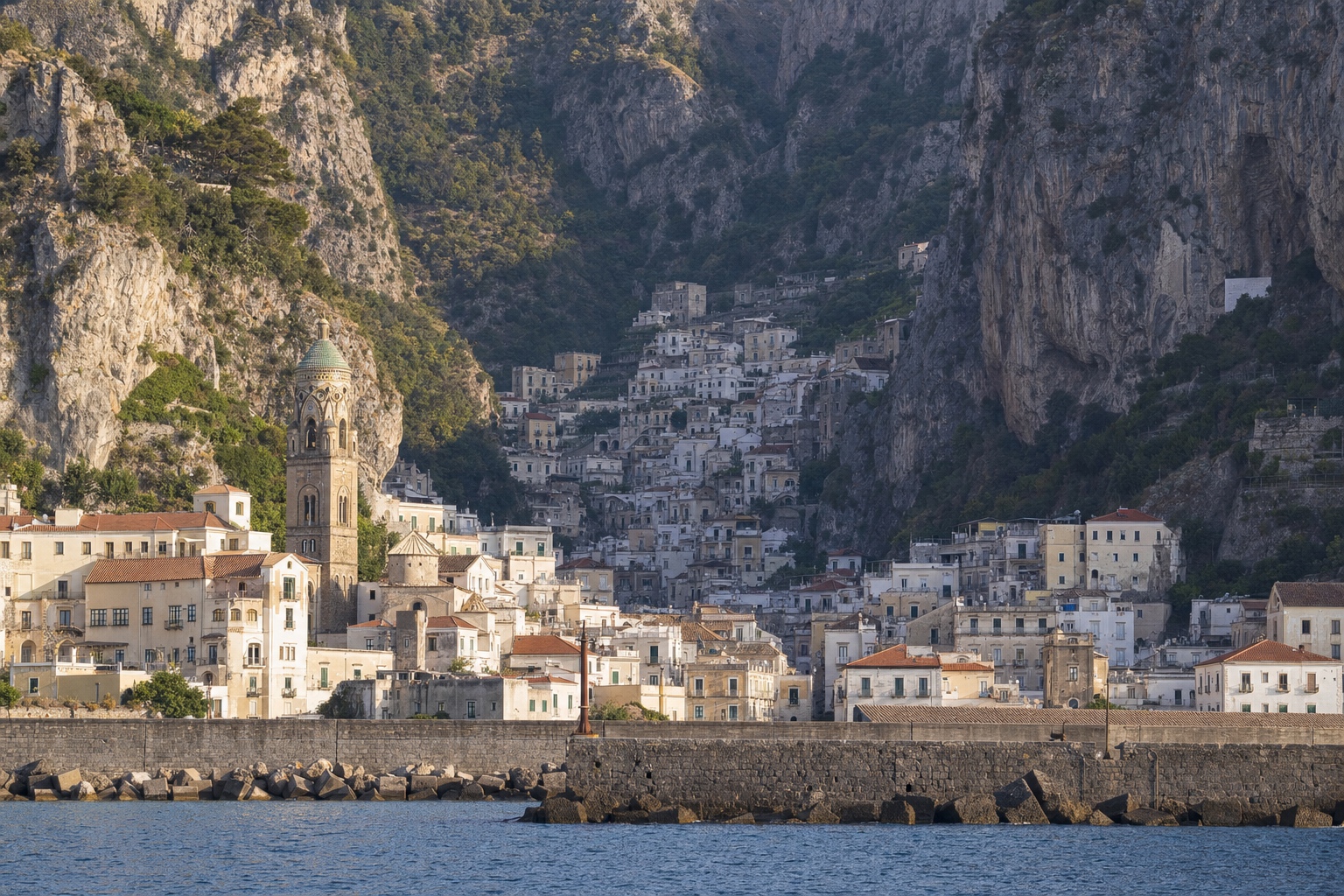 Amalfi im engen Taleinschnitt mit Kampanile über dem Hafen