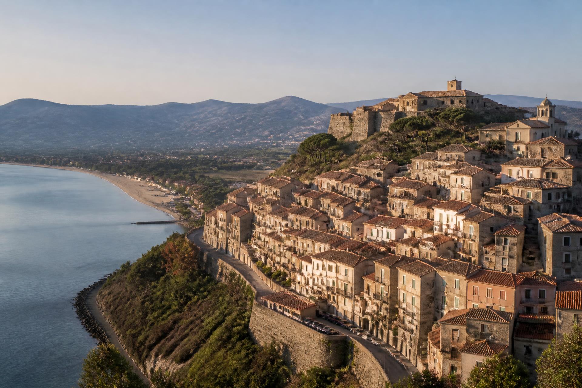 Bergdorf Castellabate mit Kastell hoch über der geschwungenen Bucht von Santa Maria
