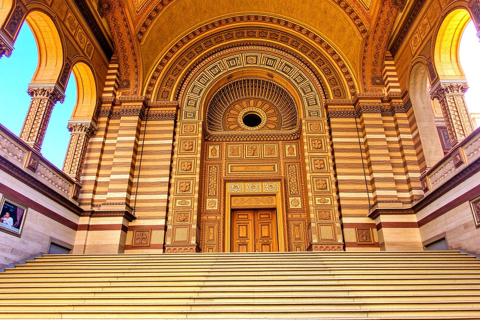 Treppe zum farbig dekorierten Dom Sant'Andrea in Amalfi