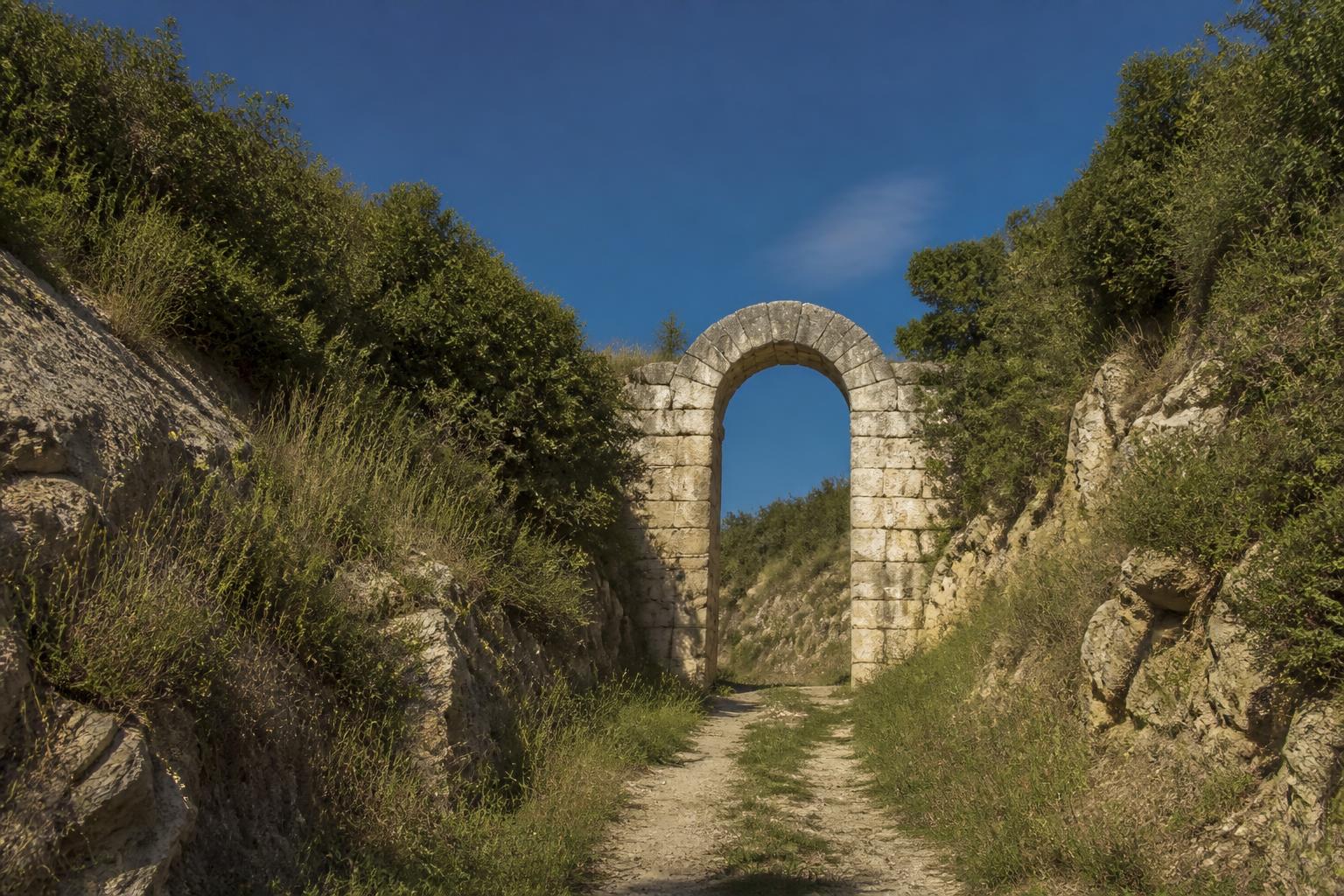 Porta Rosa von Velia zwischen felsigen Hängen und mediterraner Macchia